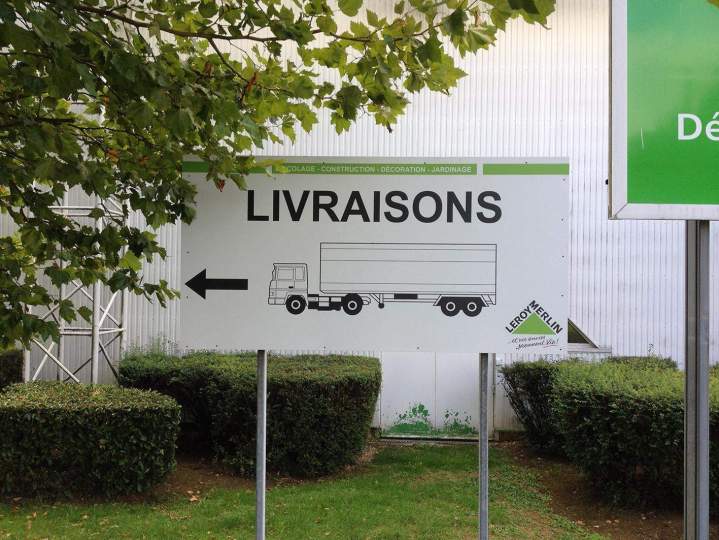 Panneau de signalisation pour un service de livraison Émerainville